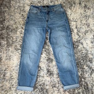 Hollister | Ultra High-Rise Mom Jean | Vintage Stretch